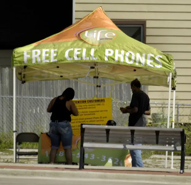 Free cellphones handed out through Lifeline program